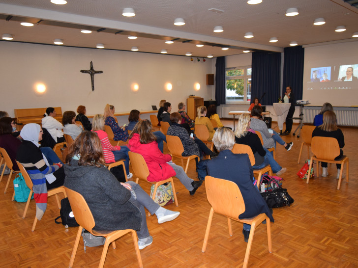 Die Eröffnung der EEC-Fortbildung in der Katholischen Familienbildungsstätte. 