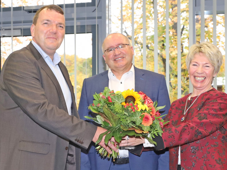Geschäftsführer Axel Burghardt (links) bedankte sich im Namen des gesamten Teams bei Ralf Harmel und dessen Ehefrau Marie-Theres Steinkamp-Harmel.