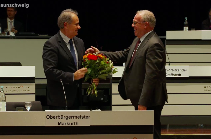 Braunschweigs Noch-Oberbürgermeister Ulrich Markurth wurde aus dem Rat verabschiedet.
