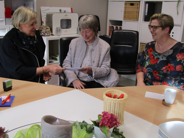 Dagmar Ammon (links) und Silke Todtenhaupt (rechts) freuen sich über den Scheck, den Dorothea Henniges im Namen der Frauenhilfe Berklingen überreicht.