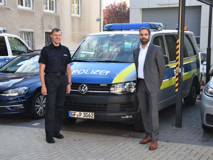 Leiter Einsatz Christian Engel begrüßt den neuen Leiter des Zentralen Kriminaldienstes der Polizei Gifhorn, Franz Mahncke.