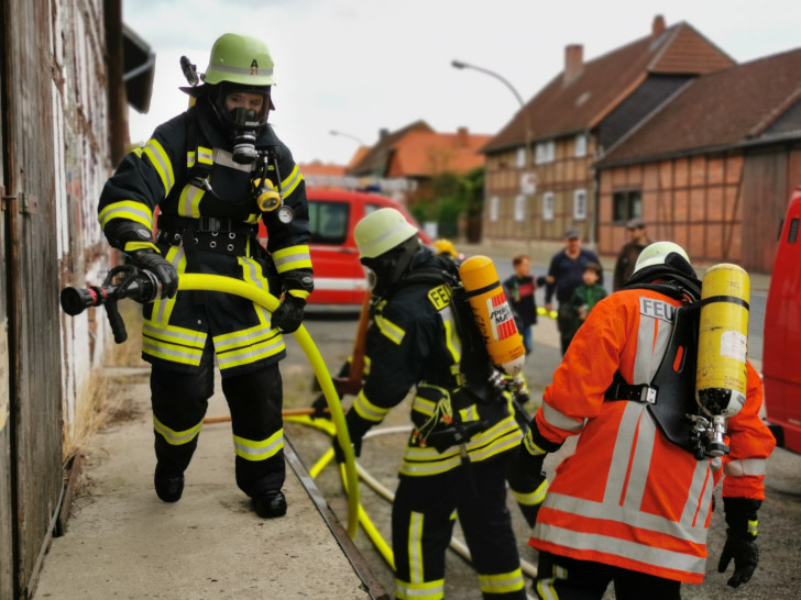 Vorbereitungen auf einen Innenangriff - Da es sich um ein Abrisshaus handelte, konnte mit realem Wasser in einem durch Nebelmaschinen verqualmten Haus geübt werden.