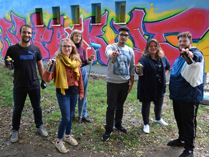 Das Graffiti wird wieder bunt dank (von links) Nico Thiermann, Carolin Bodenburg, Elisa Mazanec, Mohamad Khaled, Michaela Grabowski und Rasgar Salihi.