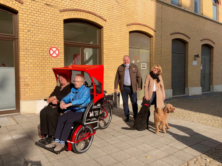 Die Bewohnerinnen Renate Schwartz und Ruth Kasten haben in der neuen Rikscha Platz genommen. Geschäftsführer Ulrich Zerreßen freut sich zusammen mit Andrea Reinhardt von der Bürgerstiftung.