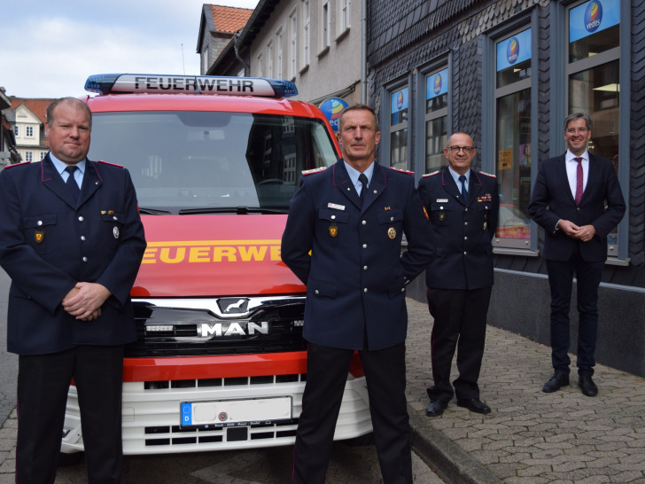 Wolfram Traeger (von links) und Michael Jahn führen für weitere sechs  Jahre die Ortsfeuerwehr Vienenburg – zur Freude von Stadtbrandmeister Michael Hellmeier  und Oberbürgermeister Dr. Oliver Junk. 