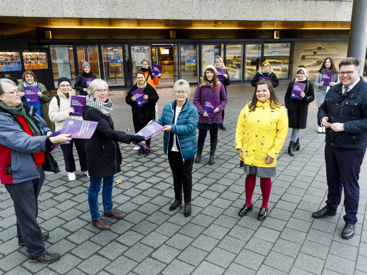 Auf dem Foto abgebildet im Vordergrund v.l.n.r.:  Karin Östen (frauenBUNT e.V.); Brigitte Riedel (Amnesty International), Annegret Ihbe (SPD), Lisa-Marie Jalyschko (Bündnis 90/ Die Grünen), Thorsten Köster (CDU)  Auf dem Foto im Hintergrund v.l.n.r.: Andrea Hotopp (DGB), Elisabeth Assmann (Bündnis 90/Die Grünen), Laura Rasche (DGB Jugend), Ulrike Adam (Gleichstellungsreferat der Stadt Braunschweig), Sabine Wittekopf (KirchenFrauenKonvent), Leonore Köhler (Bündnis90/ Die Grünen), Kathrin Boos (Frauenberatungsstelle) Katharina Schade-Adeyemi (Frauenberatungsstelle), Stefanie Albrecht (Frauenberatungsstelle), Yasemin Wolgast (StoP-Stadtteile ohne Partnergewalt).