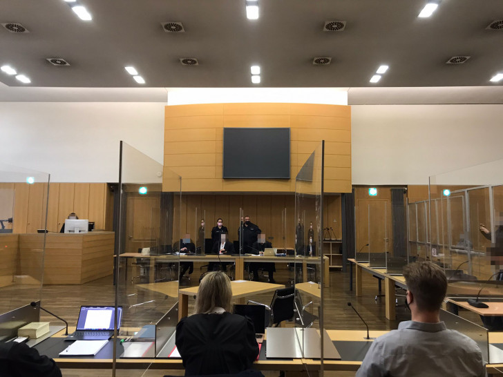 Der Angeklagte Martin G. (hinten Mitte) und seine Verteidiger (links und rechts) vor dem Landgericht in Braunschweig. 