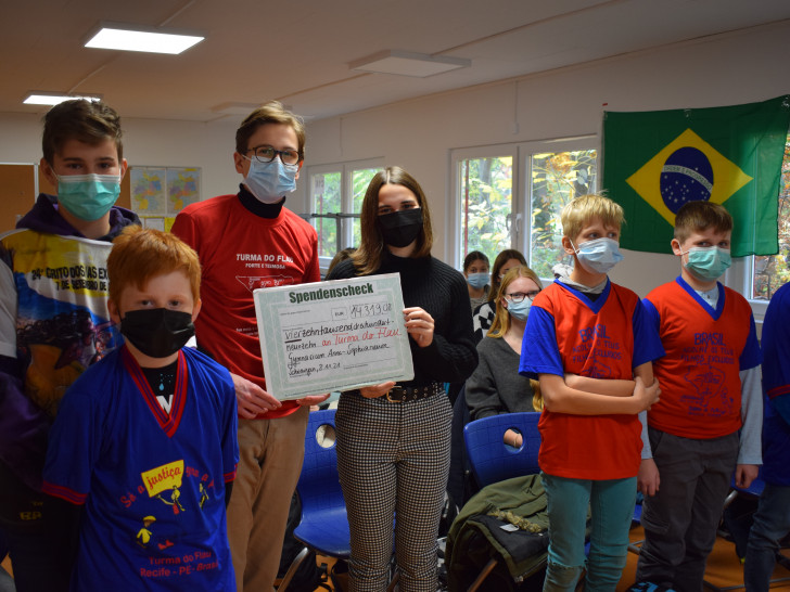Die Schüler des Gymnasiums Anna-Sophianeum in Schöningen mit dem Scheck für Brasilien.