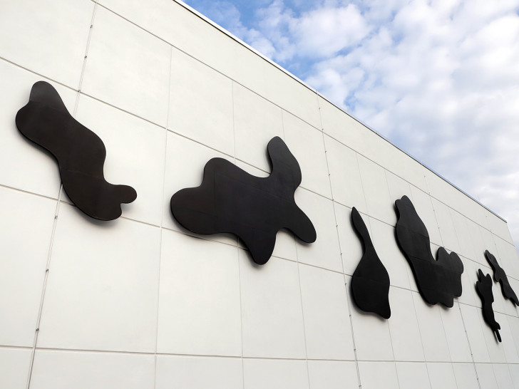 Das Audimax der Technischen Universität Braunschweig mit der Kunstinstallation von Hans Arp