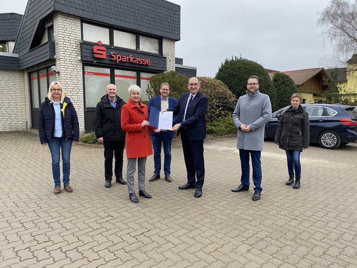 v.l.n.r.: Frau Melanie Ahmann von der Samtgemeinde Baddeckenstedt, Bernd Retzki (Sozialdezernent LK), Landrätin Christiana Steinbrügge, MdL Marcus Bosse, Staatssekretär Matthias Wunderling-Weilbier, Samtgemeidebürgermeister Frederik Brandt, Frau Diana Henschel von der Samtgemeinde Baddeckenstedt.