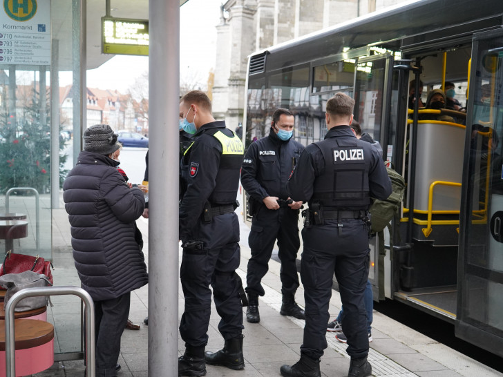 Polizei und Ordnungsamt kontrollieren aussteigende Fahrgäste am Kornmarkt in Wolfenbüttel. (Archivbild) 