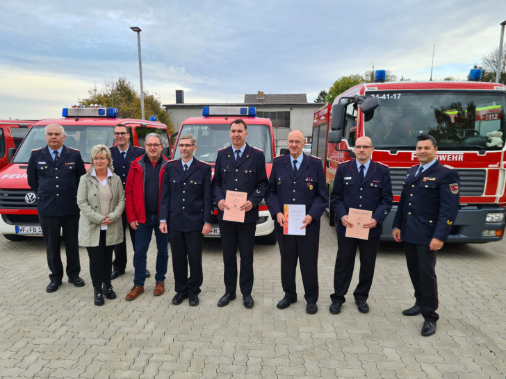 Die ausgezeichneten Kameraden der Feuerwehr Baddeckenstedt bei der Verabschiedung des Samtgemeindebürgermeisters.