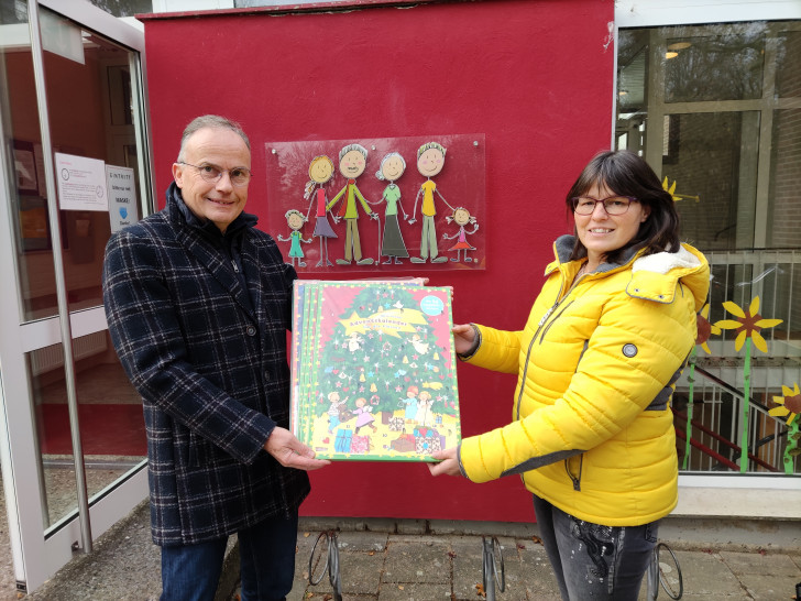 Kiwanis spendete vier Pixi-Buch-Kalender an den Martin-Luther-Kindergarten.