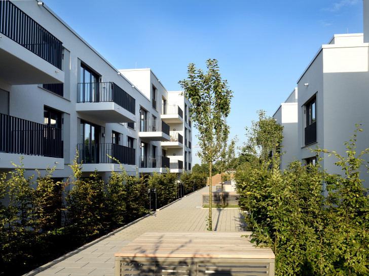 Blick in einen Innenhof der Reihenhäuser an den Wiesenterrassen mit privaten Außenbereichen und Gemeinschaftsflächen.