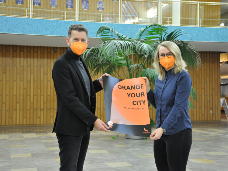 Oberbürgermeister Dennis Weilmann und Gleichstellungsbeauftrage Antje Biniek werben für den Orange Day.