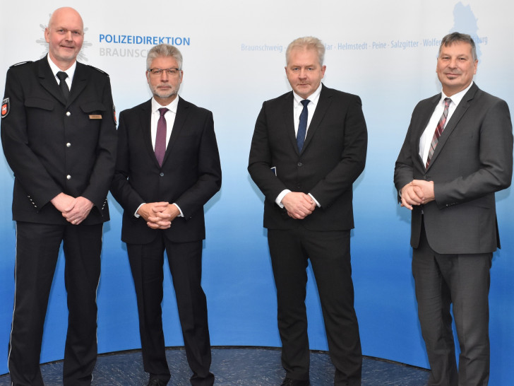 Von links nach rechts: Polizeidirektor Thomas Bodendiek, Leitender Kriminaldirektor a.D. Axel Werner, Kriminaldirektor Uwe Lietzau und Polizeipräsident Michael Pientka.