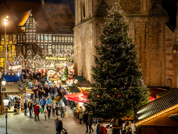 Ab dem morgigen Dienstag werden zwei Weihnachtsbäume den Altstadtmarkt und den Domplatz zieren – wie auf diesem Bild aus dem Jahr 2018.