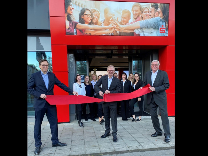 Der neue BLSK-Flagship-Store ist eröffnet: Filialleiter Karsten Curland schneidet gemeinsam mit Bereichsleiter Gunnar Stratmann (links) und Werner Schilli, stv. Vorstandsvorsitzender und Privatkundenvorstand, das rote Band durch.   