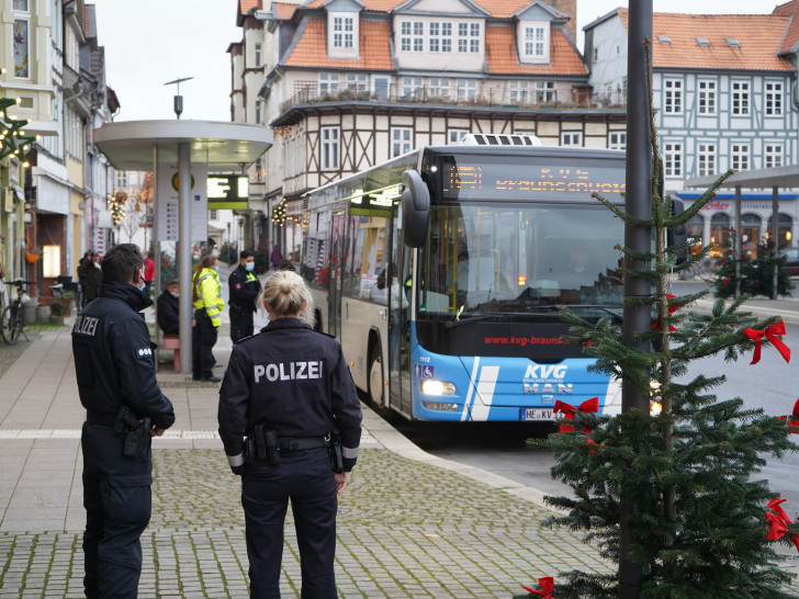 Einsatzkräfte der Polizei kontrollieren die Einhaltung der 3G-Regeln im ÖPNV in Wolfenbüttel. Laut Innenminister Boris Pistorius sollen solche Kontrollen verschärft werden. 
