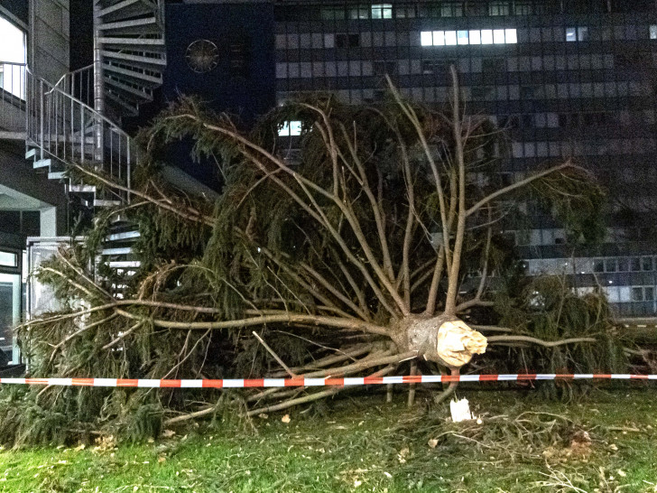 Der Weihnachtsbaum vor dem Rathaus in Salzgitter-Lebenstedt hat wohl einer stärkeren Windböe nachgegeben. 
