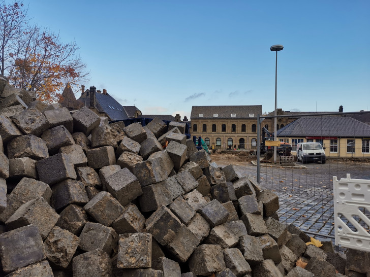 Steine aus radioaktiver Kupferschlacke liegen aufgehäuft am Rande der Bahnhofs-Baustelle in Goslar