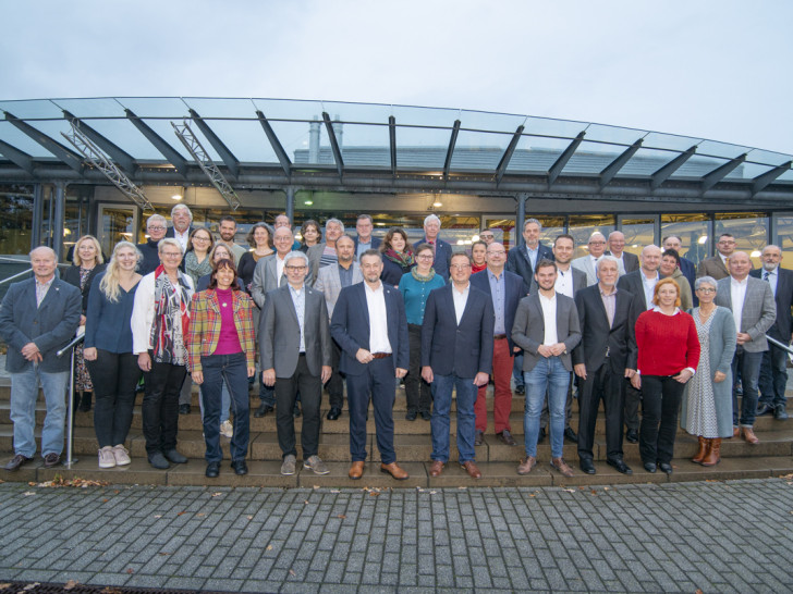 Der neue Rat der Stadt Wolfenbüttel in der Wahlperiode 2021 bis 2026 kam vor Sitzungsbeginn zu einem Gruppenfoto zusammen.