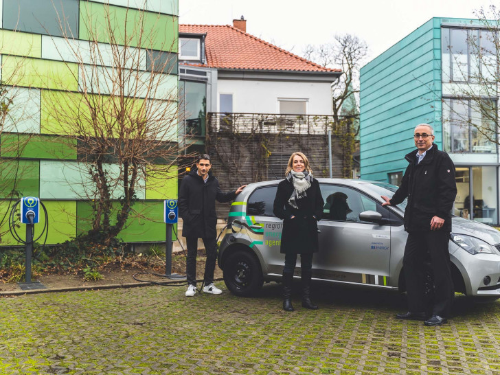 Von links: Florian Bernschneider, Hauptgeschäftsführer vom Arbeitgeberverband Region Braunschweig e.V., Andrea Keßler, Geschäftsführerin der Regionalen EnergieAgentur e.V. und Dr. Volker Lang, Vorstandsmitglied der BS Energy Gruppe. 