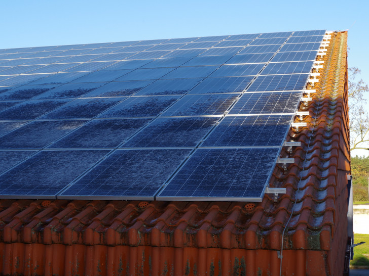Die neue Fotovoltaikanlage liefert elektrische Energie für die Abwasserreinigung. 
