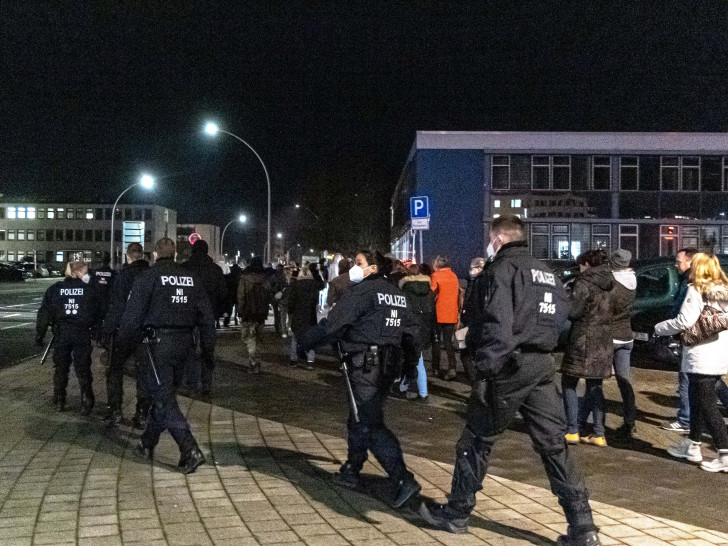 Die Polizei begleitet "Spaziergänger" in Salzgitter. (Archivbild) 