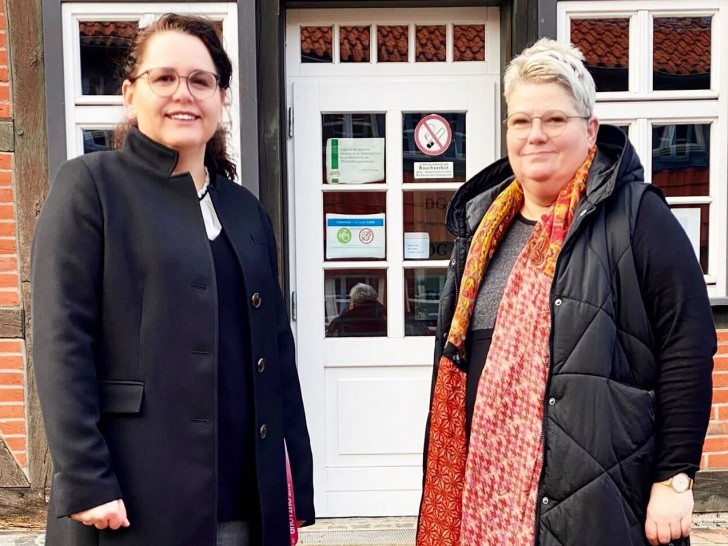 Jeannette Rische (li.) und Martina Weber vor dem Medienzentrum. 