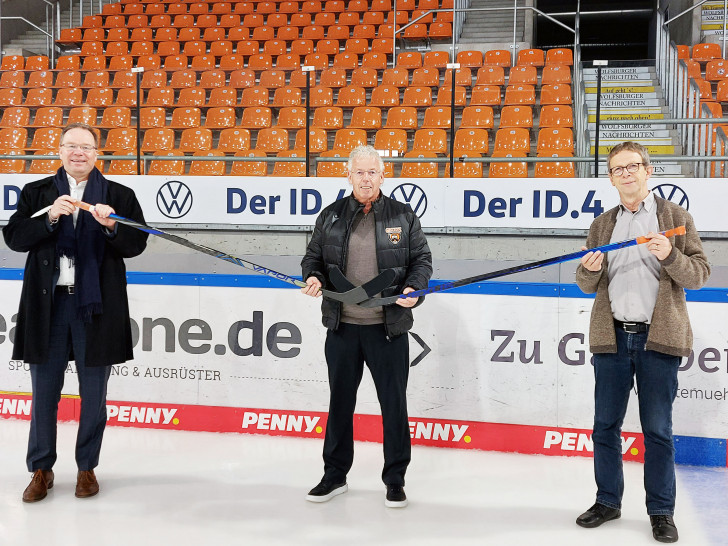 Dr. Berend Holst (Aufsichtsrat der Grizzlys Wolfsburg), Karl-Heinz Fliegauf (Geschäftsführer und Sportdirektor), Klaus Mohrs (Aufsichtsratsvorsitzender der Grizzlys Wolfsburg) (v. li.).   
