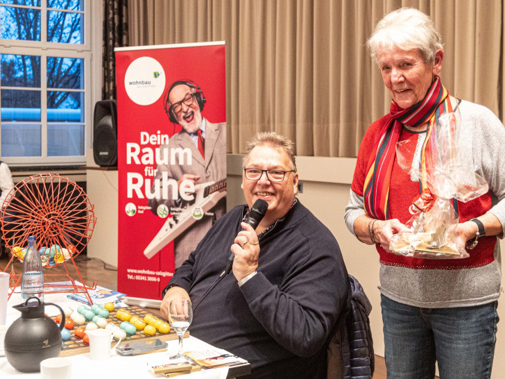 Moderator Michael Thürnau mit der Hauptgewinnerin: Gudrun Biedehorn aus Salzgitter-Bad. 