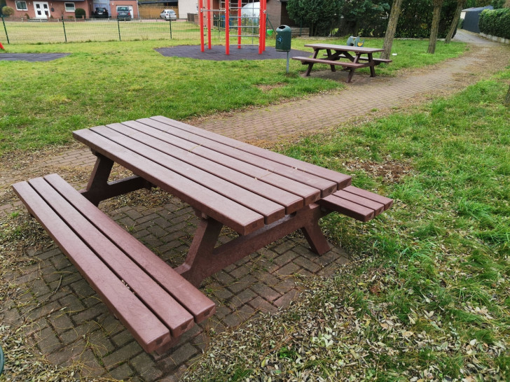 Die neuen Sitzgruppen am Spielplatz.