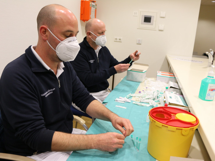 Dr. Roland Diesel und Dr. Tobias Jüttner bereiten die Impfspitzen vor.