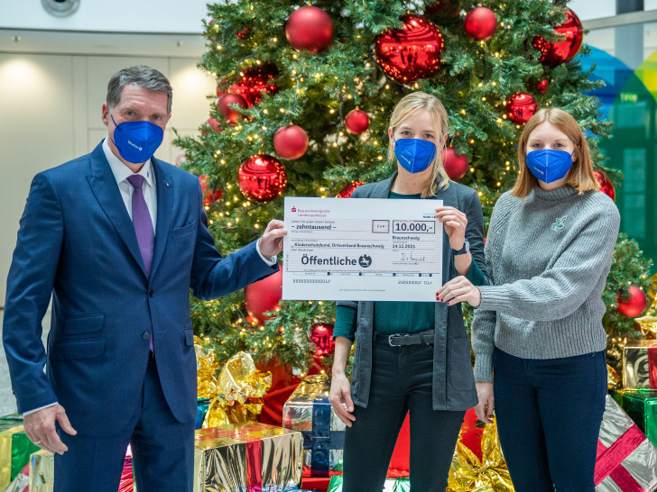 Knud Maywald übergibt die Spende der Öffentlichen an Lisa Schnepel (Mitte) und Sophie Denecke (rechts) vom Kinderschutzbund Braunschweig