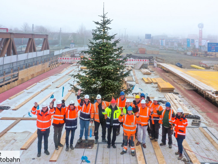 Das Team der Autobahn-Brücke Braunschweig Süd verabschiedet sich in die Weihnachtsruhe.