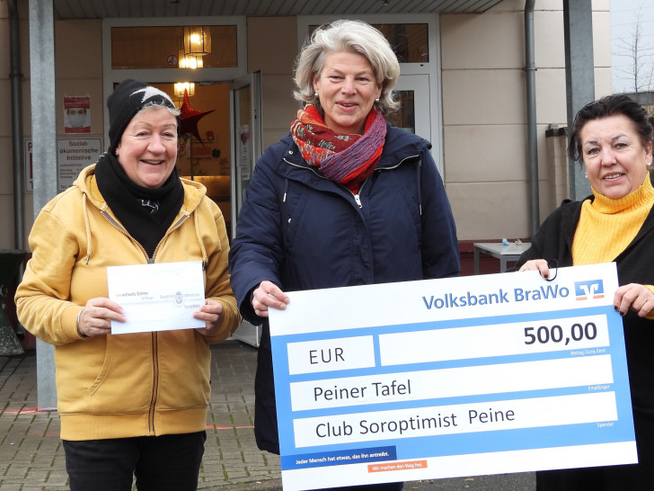 von links: Tafel-Mitarbeiterin Marlies Kandel, Soroptimist-Präsidentin Claudia Natusch-Pleger und Tafel-Chefin Birgit Kegel.