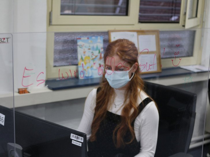 Romea M. arbeitet seit dem Beginn der Pandemie für das Gesundheitsamt. Die Studenten hat "Es wird alles gut" auf ihren Schutzschirm geschrieben.