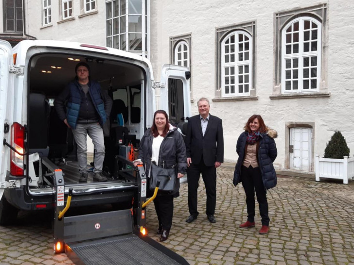 Freuen sich auf die Zusammenarbeit in den kommenden drei Jahren: Rolf Amelsberg (Kreisrat, 2. v. re.) und Heike Busse (Leitung Fachbereich Soziales, rechts) mit Vertreterinnen und Vertretern des Regenbogen Fahrdienstes.
