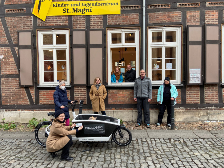 Übergabe eines E-Lastenrades, das im Jahr 2021 für die Magnigemeinde in Braunschweig über das Förderprogramm beschafft werden konnte. Archivbild