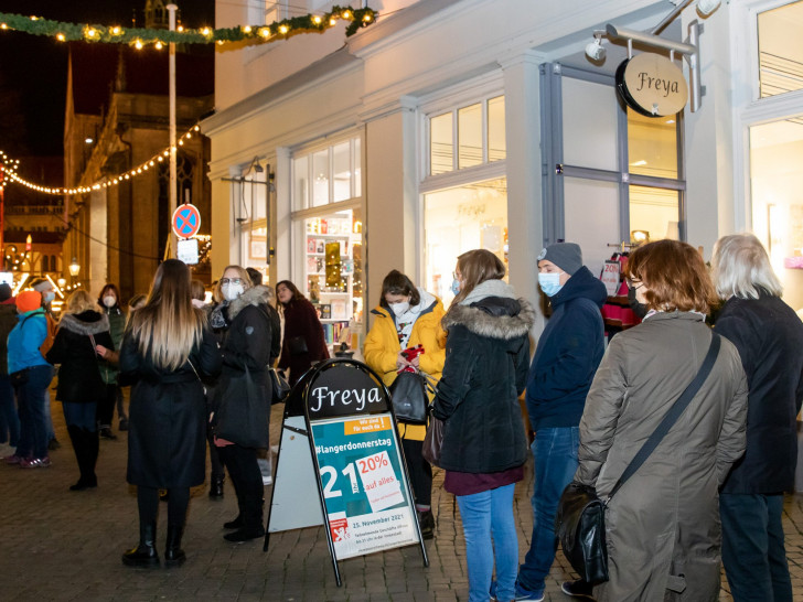 Am 16. Dezember laden sowohl der Weihnachtsmarkt als auch die teilnehmenden Geschäfte des langen Donnerstags zu Weihnachtseinkäufen bis 21 Uhr ein. 
