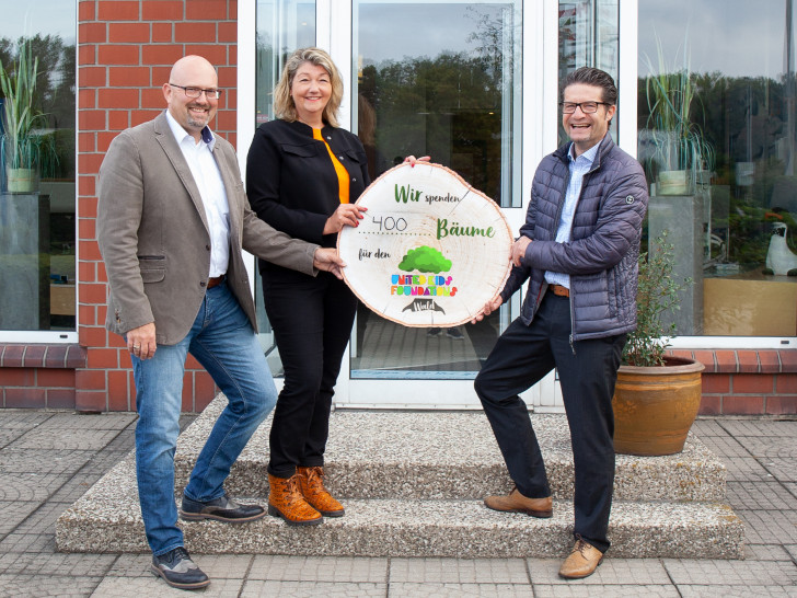Stefanie und Ulrich Bähre, Geschäftsführer der Strang & Bähre GmbH, spenden 2.000 Euro (400 Bäume) für den United Kids Foundations Wald, die Carsten Ueberschär, Botschafter von United Kids Foundations, entgegennimmt.    