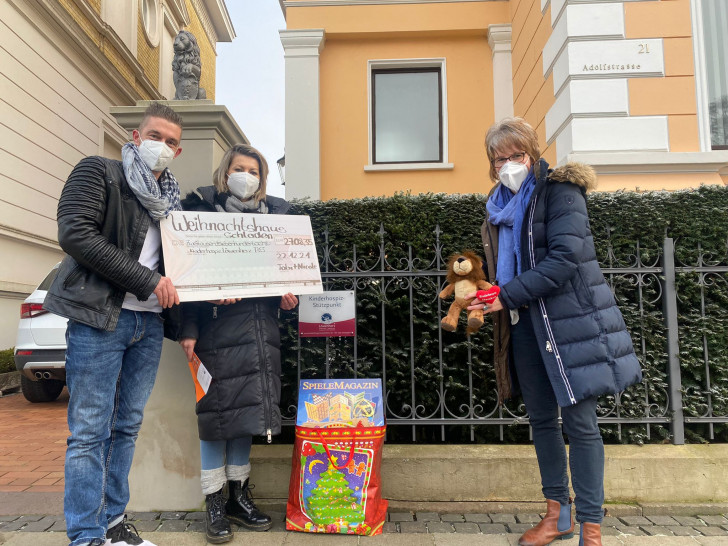 Tobias Lampe und seine Lebensgefährtin Nicole Schröter konnten mehr als 2.700 Euro am Tanja Lempke vom Kinderhospiz Löwenherz übergeben. 