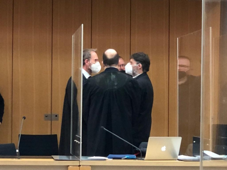 Der Angeklagte Martin G. (rechts) mit seinen Verteidigern Martin Nitschmann und Andreas Zott.