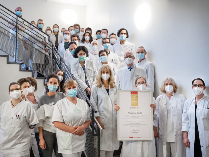 Auch die Klinik für Strahlentherapie und Radioonkologie mit seinem interprofessionellen Team unter der Leitung von Chefarzt Prof. Dr. Wolfang Hoffmann (5.v.r.) ist ausgezeichnet worden.