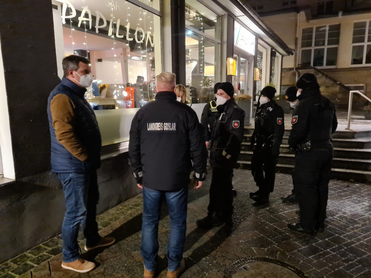 Landrat Dr. Alexander Saipa (links) begleitete die Kontrollaktion von Landkreis, Kommunen und der Polizei in der Goslarer Innenstadt.