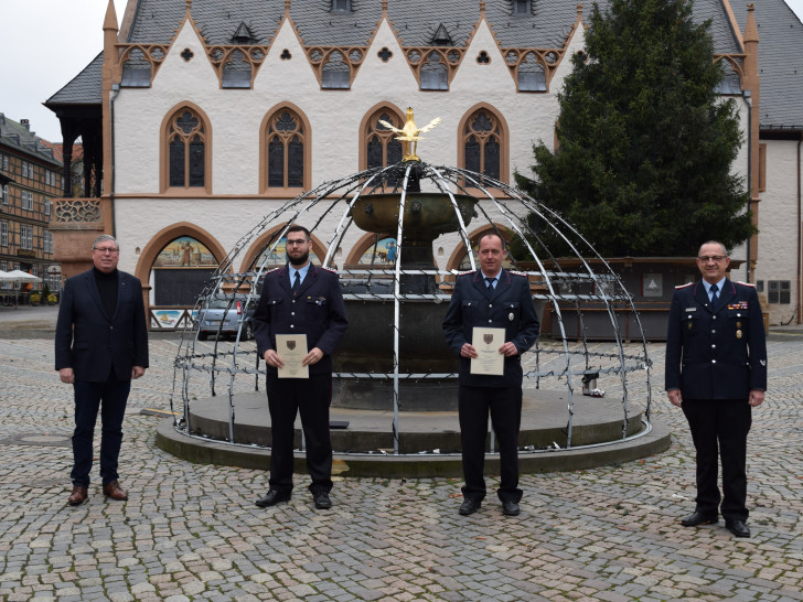 Erster Stadtrat Burkhard Siebert (links) und Stadtbrandmeister Christian Hellmeier (rechts) umrahmen Dominik Dreilich (2.v.r.) und Dominik Steinmeier nach der Übergabe der Urkunden
