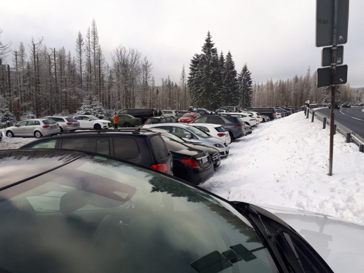 So überfüllt wie hier ist der Parkplatz Oderteich am heutigen zweiten Weihnachtsfeiertag nicht.