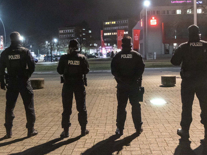 Polizei bei einer Montagsveranstaltung in Salzgitter.