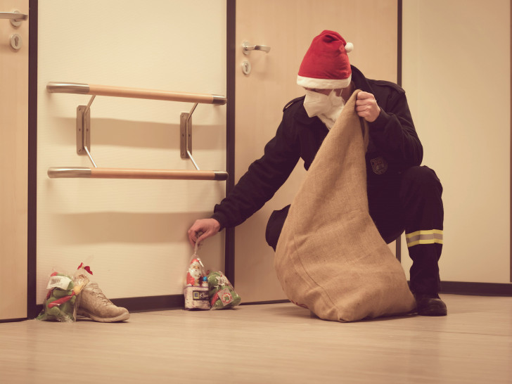 Unterstützung für den Nikolaus: Kameraden der Ortsfeuerwehr Stadtmitte halfen in der Kinderklinik die Stiefelchen und Schühchen zu füllen.